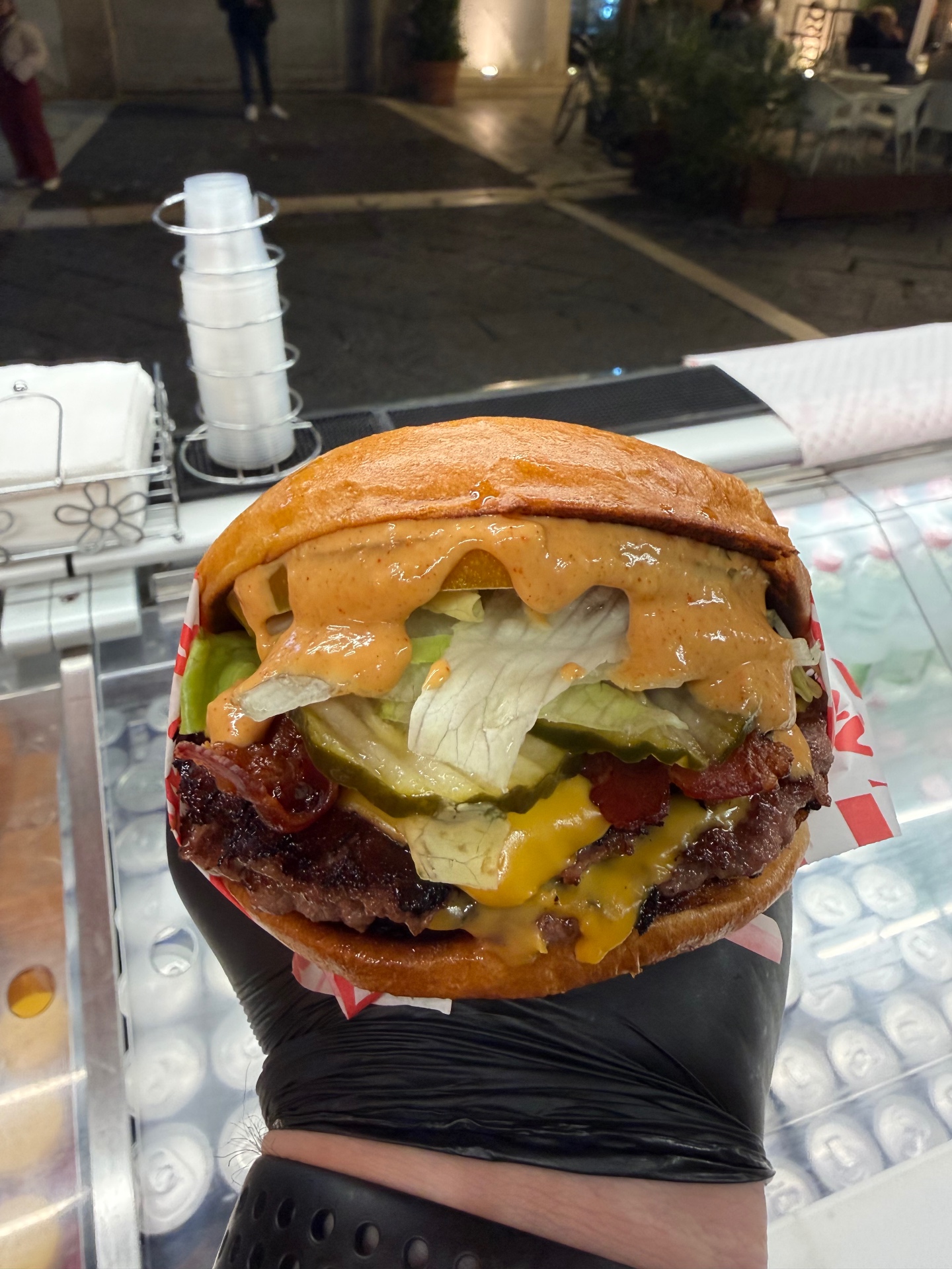 Hamburger I Nipoti con bacon, cheddar e salsa